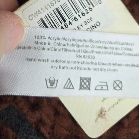 NWT Fossil Chunky Brown Knit Berkeley Scarf with Large Button - Picture 5 of 5